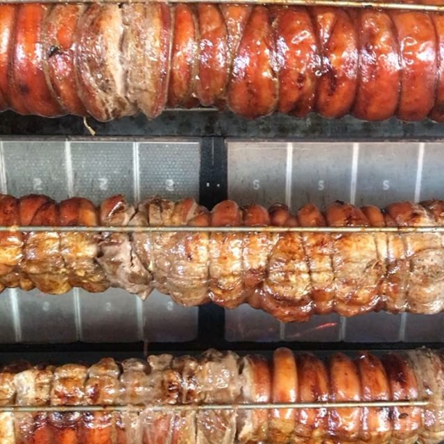 Rollbraten für Mittag ist zwei Stunden auf dem Grill, eine Gute Stunde hat er noch vor sich.